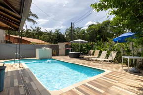 Linda casa térrea com piscina climatizada, churrasqueira e spa, a poucos passos da praia!